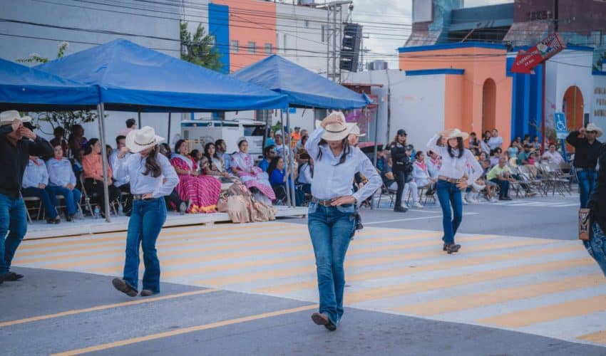 Conmemoran 115 años de la Revolución con desfile municipal