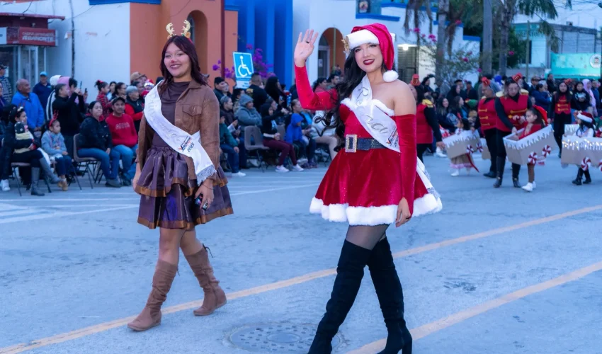 Miles asisten al Desfile Navideño 2025 en Valle Hermoso