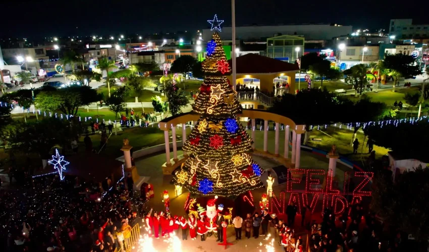 Comunidad se reúne en encendido navideño en Valle Hermoso